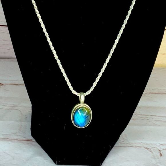 Beautiful Labradorite pendant and sterling silver 20” rope chain necklace - Picture 1 of 7